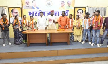 झारखंड में भीम आर्मी के पूर्व प्रदेश अध्यक्ष वीरेंद्र पासवान समर्थकों के साथ भाजपा में हुये शामिल