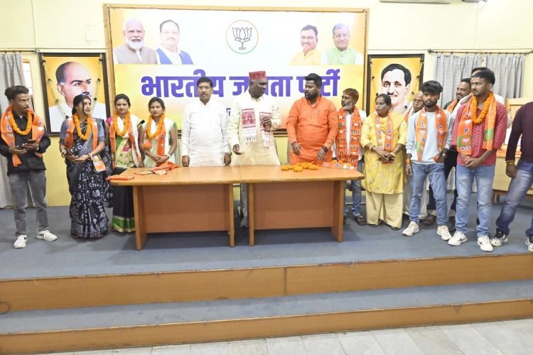 झारखंड में भीम आर्मी के पूर्व प्रदेश अध्यक्ष वीरेंद्र पासवान समर्थकों के साथ भाजपा में हुये शामिल