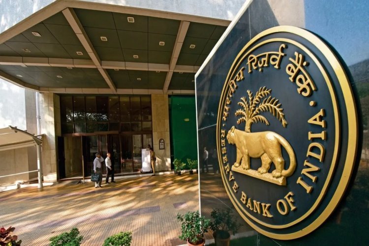 Paytm के बाद इन बैंकों पर RBI की सख्ती, ग्राहकों के फंसे पैसे, लगा यह बैन
