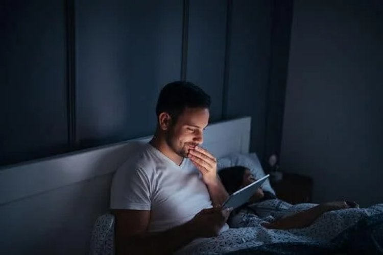 स्मार्टफोन का ज्यादा इस्तेमाल आंखों के लिए हो सकता है खतरनाक! सेफ रखने के लिए ये हैं ट्रिक्स