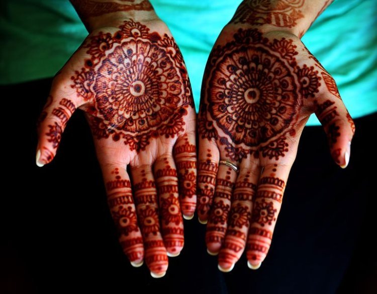 घंटेभर में हाथ में लगी मेहंदी का रंग होगा गहरा, बस साथ में अप्लाई कर लें 5 चीजें, 90 प्रतिशत लोग नहीं जानते होंगे