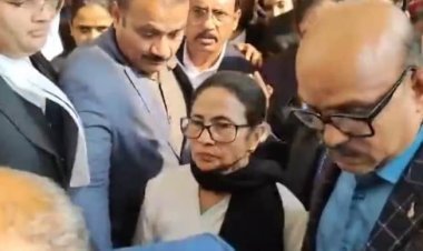 'न्याय बंद दरवाजों के पीछे रो रहा है': सुप्रीम कोर्ट में भावुक हुईं ममता बनर्जी, खुद वकील बन लड़ी मतदाताओं की लड़ाई