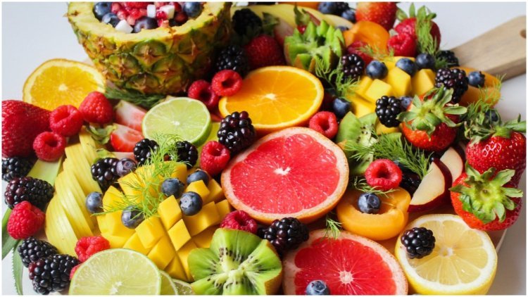 गर्मियों में भूलकर भी न खाएं कटे हुए फल! डायटीशियन कामिनी सिन्हा ने बताई इसके पीछे की खतरनाक वजह।